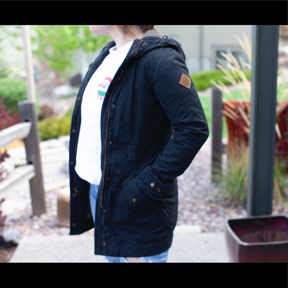 Women’s black north face size xs can fit medium